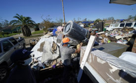 飓风损坏的房屋碎片