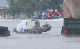 国民警卫队在洪水中营救人