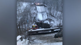 弗里克公园桥（Frick Park Bridge）于1月28日倒塌。当桥倒塌时，一辆公共汽车在桥上