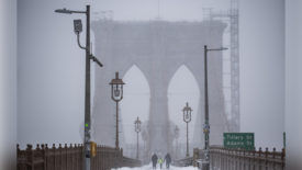 行人在2022年1月29日的暴风雪期间越过布鲁克林桥