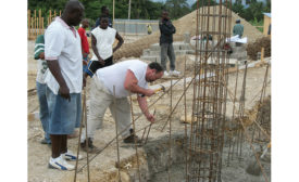 Ansara帮助在海地建造一家医院