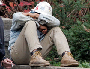 12月19日，一名身份不明的工人坐在亚特兰大植物园的一堵墙上，此前不久，一座正在施工的人行天桥坍塌。