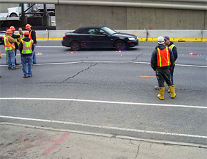 10月14日上午，芝加哥肯尼迪高速公路(Kennedy Expressway)的建筑工人注意到路面正在弯曲。在正下方，工人们正在给一条废弃的货运隧道灌浆。