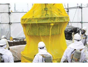 船员电梯地下混凝土废料箱的保护塑料plug-wrapped避免污染蔓延在了安装一个机器人浪费去除胳膊。