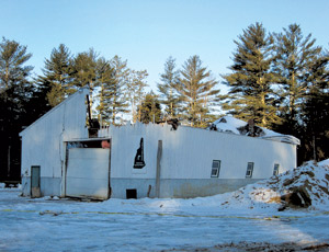屋顶诺丁汉,新罕布什尔州,城镇车库证明无法与一系列的冬季风暴。